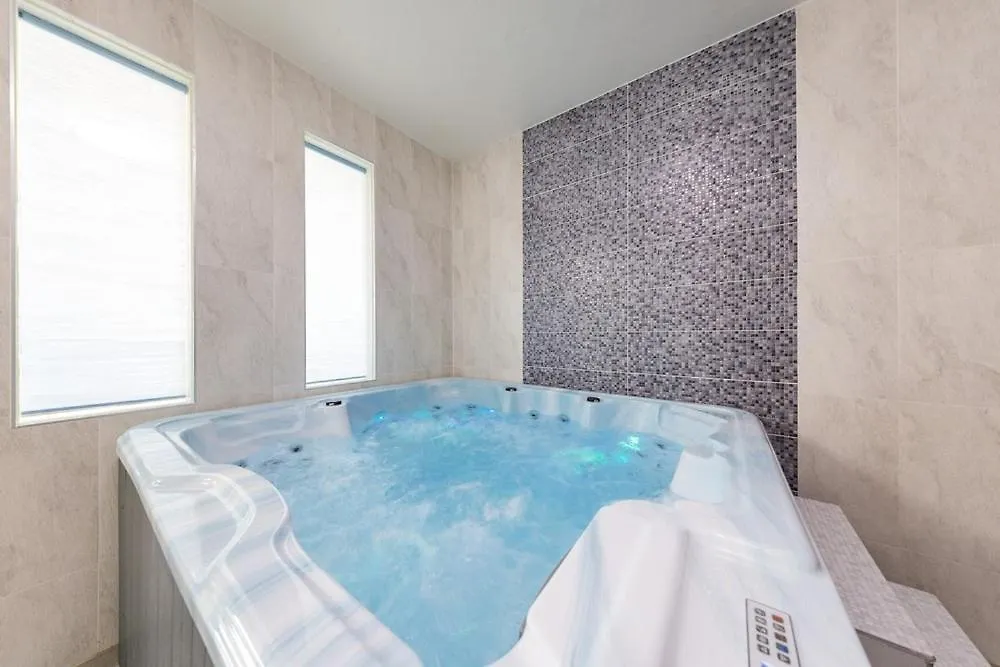 Ganghwa Punggyeongi Meomuneun Got Sonsu 3*,  South Korea