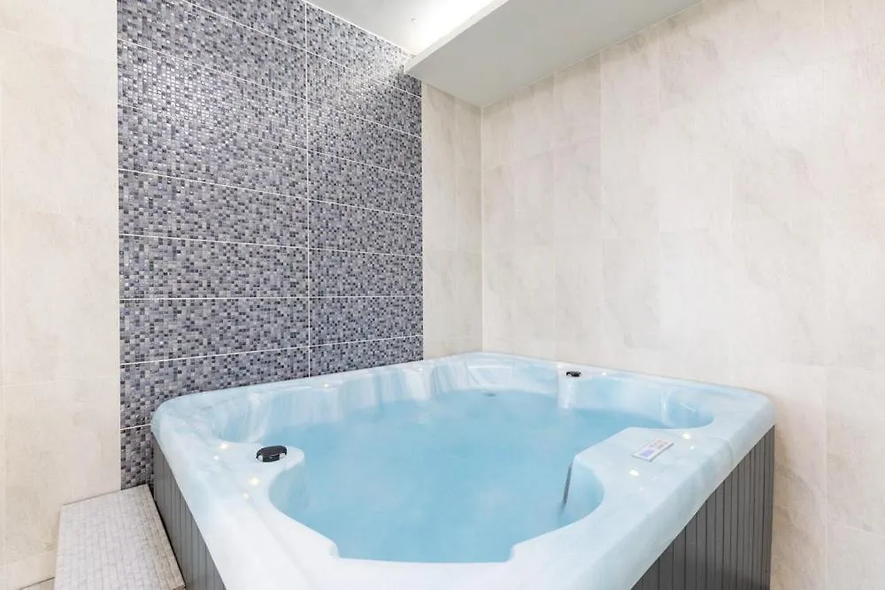 Ganghwa Punggyeongi Meomuneun Got Sonsu