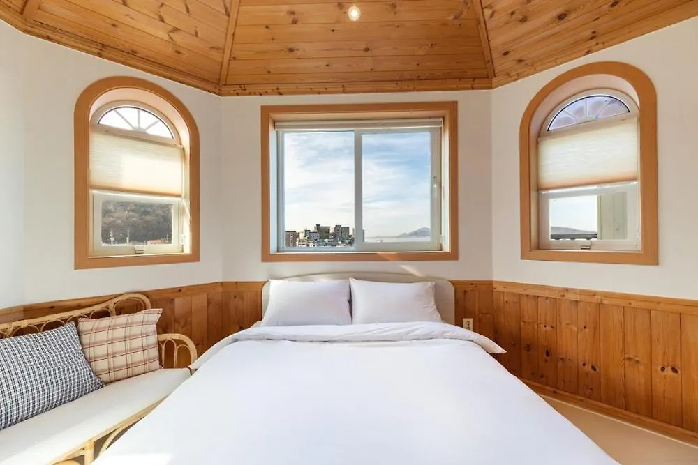 Ganghwa Punggyeongi Meomuneun Got Sonsu 3*,  South Korea